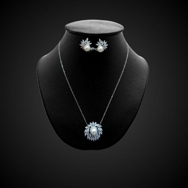 Shell Pearl/Cubic Zirconia Necklace Set