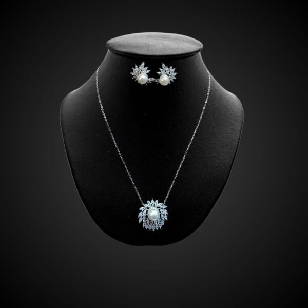 Shell Pearl/Cubic Zirconia Necklace Set